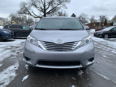 Used 2015 Toyota Sienna LE image 2