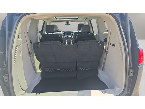 Used 2018 Chrysler Pacifica Limited FWD image 9