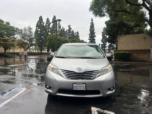 Used 2012 Toyota Sienna XLE image 29