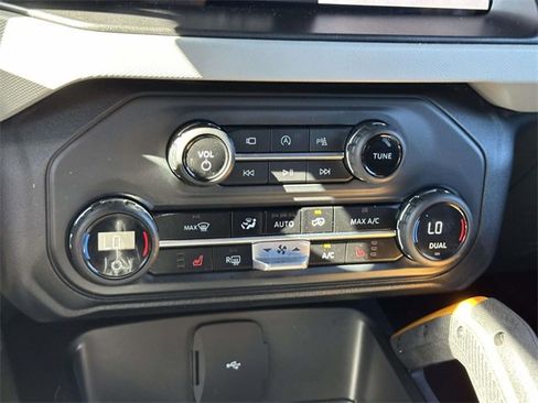 Used 2023 Ford Bronco Badlands image 11