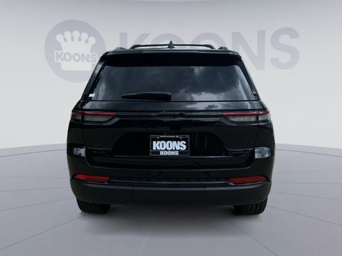 Used 2024 Jeep Grand Cherokee Limited w/ Black Appearance Package AWD/4WD image 10