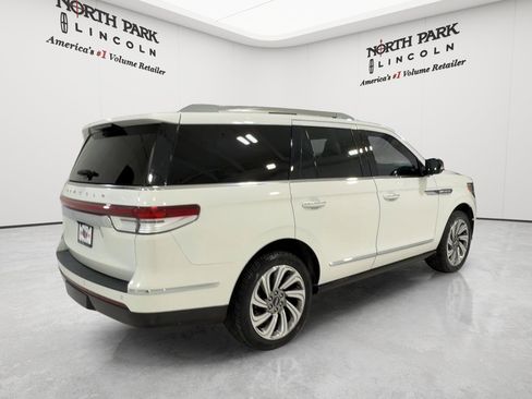 Used 2024 Lincoln Navigator Premiere AWD/4WD image 5