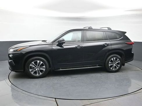 Used 2023 Toyota Highlander XLE AWD/4WD image 2