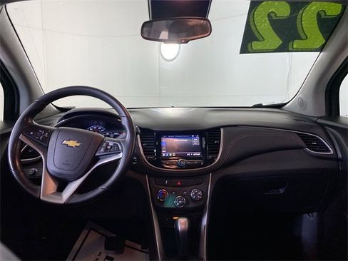 Used 2022 Chevrolet Trax LT w/ LT Convenience Package image 10