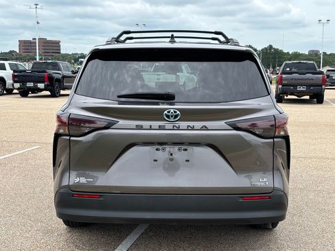 Used 2024 Toyota Sienna LE w/ LE Plus Package FWD image 5
