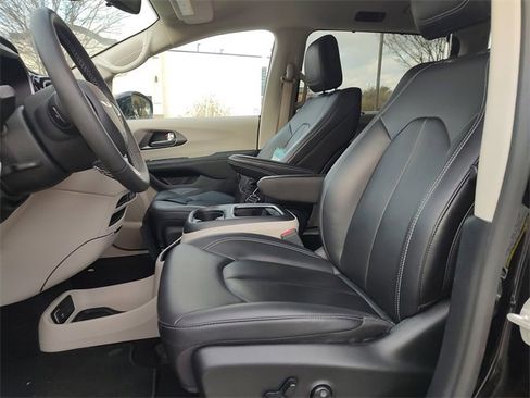 Certified 2024 Chrysler Pacifica Touring-L image 12