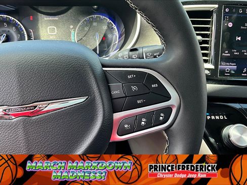 Used 2022 Chrysler Pacifica Touring-L image 16