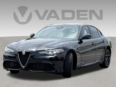 Used 2022 Alfa Romeo Giulia Ti AWD/4WD image 3