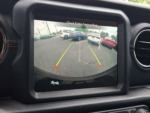 Used 2022 Jeep Wrangler Unlimited Sahara AWD/4WD image 4