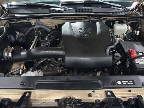 Used 2016 Toyota Tacoma TRD Off-Road AWD/4WD image 31