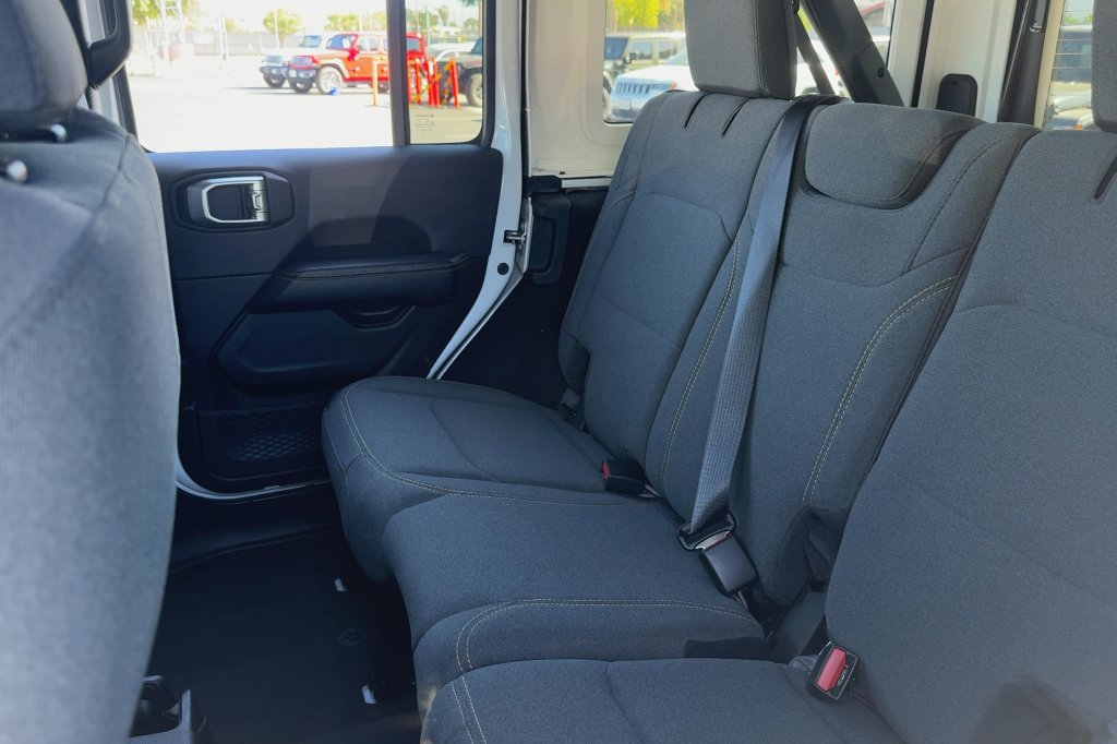 Used 2026 Jeep Wrangler Unlimited Sahara AWD/4WD image 12