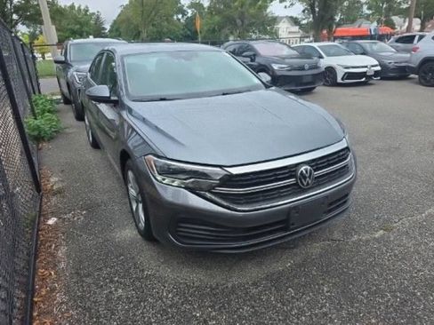 Used 2022 Volkswagen Jetta SE FWD image 2
