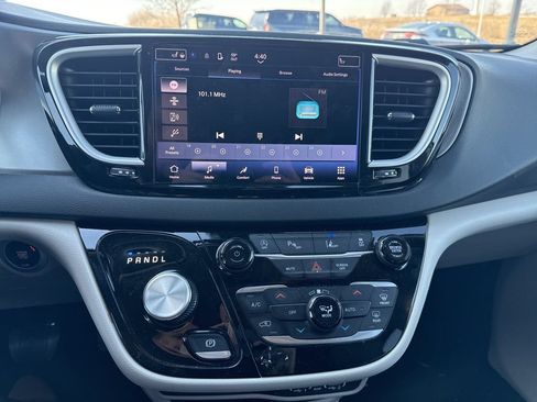 Used 2023 Chrysler Pacifica Touring-L FWD image 16