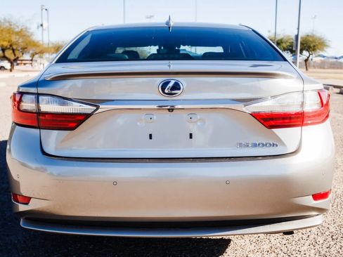 Used 2017 Lexus ES 300h w/ Luxury Package image 6