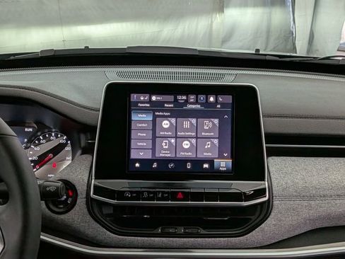 Used 2025 Jeep Compass Latitude image 27