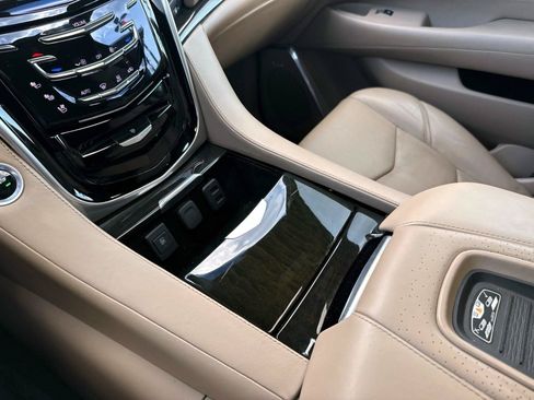 Used 2019 Cadillac Escalade Platinum RWD image 29