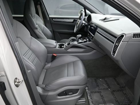 Certified 2023 Porsche Cayenne Platinum Edition AWD/4WD image 30