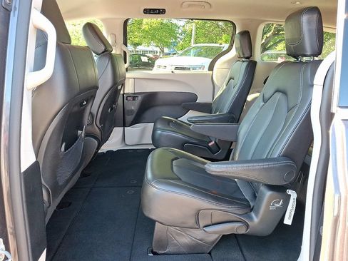 Certified 2023 Chrysler Pacifica Touring-L FWD image 11
