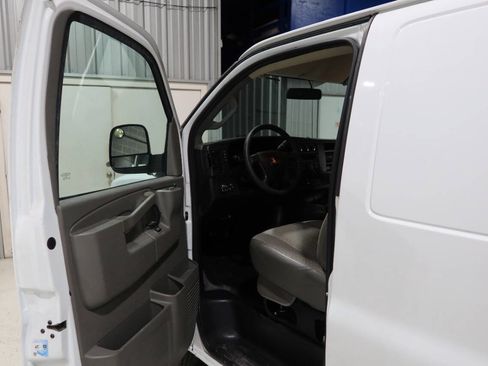 Used 2021 Chevrolet Express 2500 RWD image 19