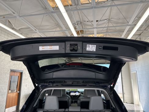 Used 2022 Toyota Highlander Platinum AWD/4WD image 11