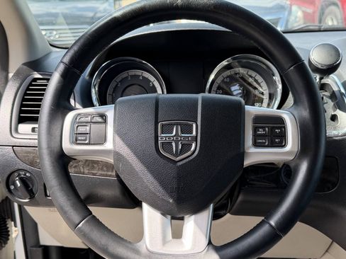 Used 2013 Dodge Grand Caravan SXT w/ UConnect Hands-Free Group FWD image 10