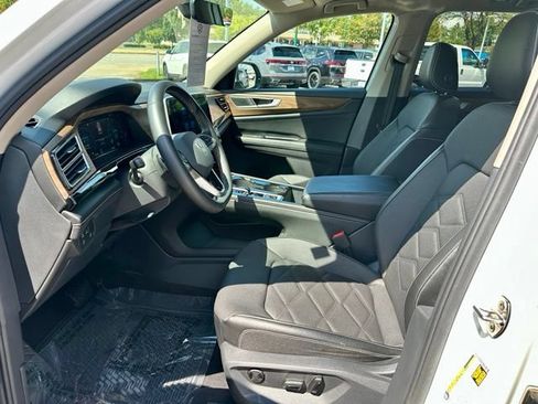 Used 2024 Volkswagen Atlas SE w/ Panoramic Sunroof Package FWD image 12
