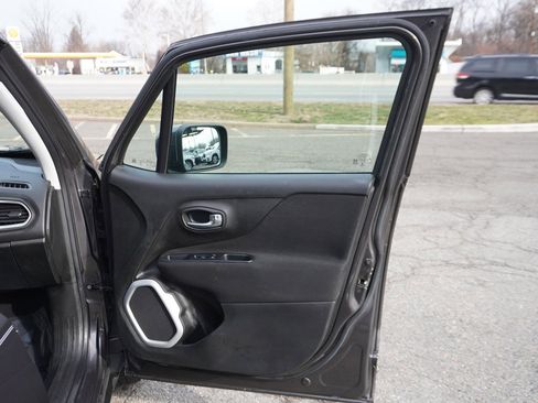 Used 2018 Jeep Renegade Latitude image 18