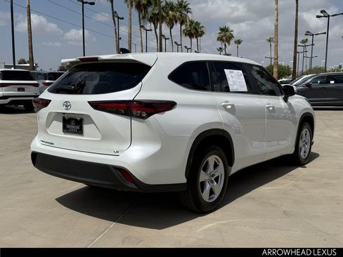 Used 2024 Toyota Highlander LE FWD image 7