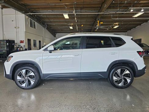 Used 2025 Volkswagen Taos SE AWD/4WD image 14