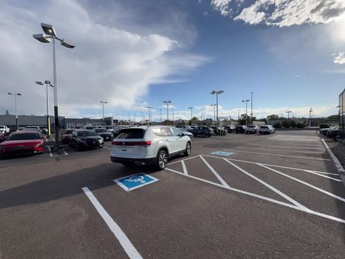 Used 2025 Volkswagen Atlas SE AWD/4WD image 12