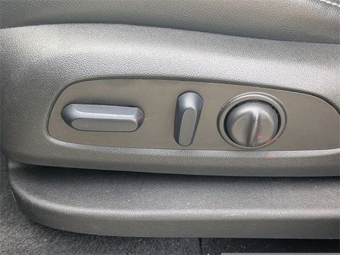 Used 2023 GMC Terrain SLT image 21