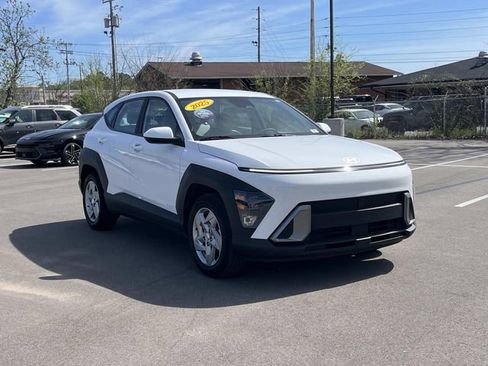 Certified 2025 Hyundai Kona SE image 3