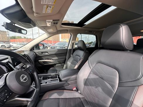 Certified 2025 Nissan Pathfinder Platinum FWD image 14