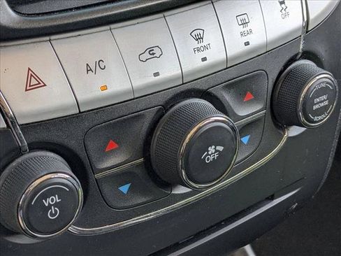 Used 2019 Dodge Journey SE image 14