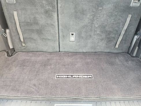 Used 2020 Toyota Highlander XLE FWD image 34
