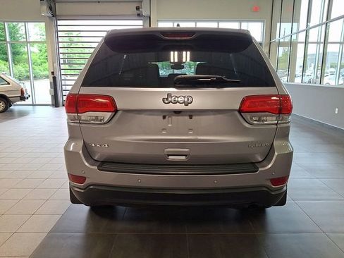 Used 2018 Jeep Grand Cherokee Laredo AWD/4WD image 5