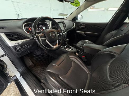 Used 2018 Jeep Cherokee Trailhawk AWD/4WD image 14