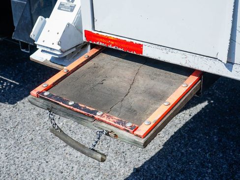 Used 2013 Ford F750 2WD Regular Cab Super Duty image 7