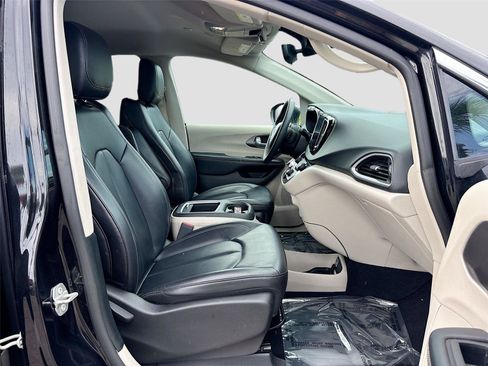 Used 2023 Chrysler Pacifica Touring-L FWD image 27