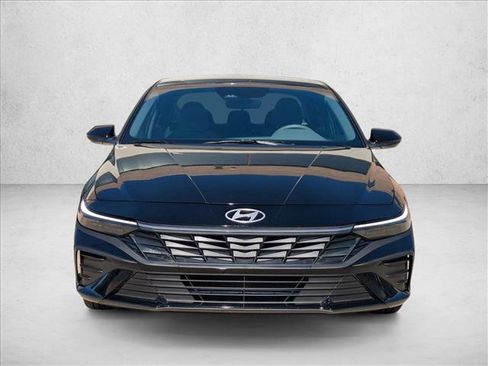 Used 2025 Hyundai Elantra Sport image 2