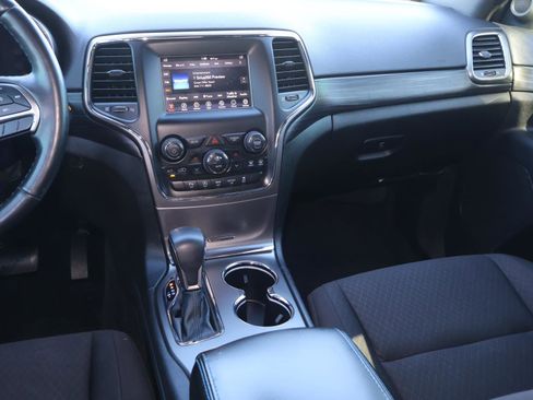 Used 2019 Jeep Grand Cherokee Laredo image 11