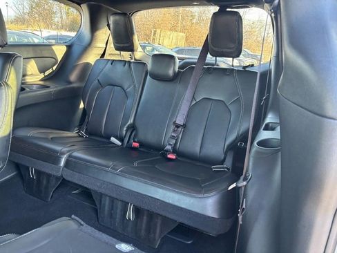Used 2025 Chrysler Pacifica Select FWD image 16