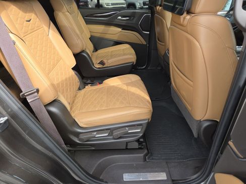 Used 2021 Cadillac Escalade Premium Luxury AWD/4WD image 27