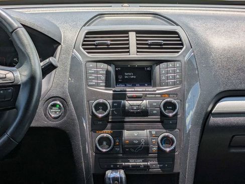 Used 2017 Ford Explorer XLT FWD image 18