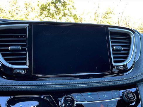 Used 2024 Chrysler Pacifica Limited FWD image 33