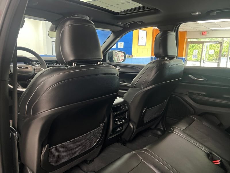 Used 2025 Jeep Grand Cherokee Altitude AWD/4WD image 17