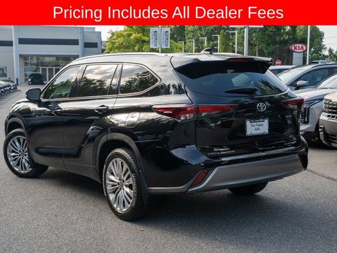 Used 2024 Toyota Highlander Platinum FWD image 3
