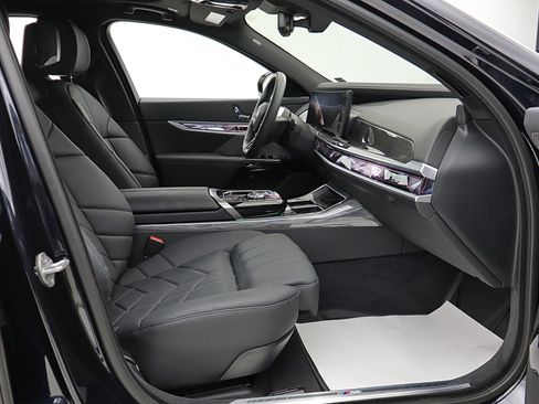 Used 2023 BMW i7 xDrive60 image 27