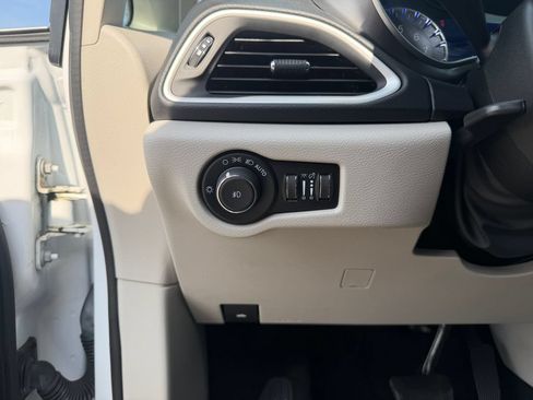 Used 2022 Chrysler Pacifica Touring-L FWD image 17