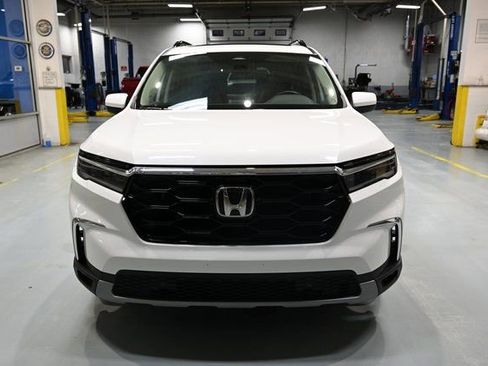 Used 2024 Honda Pilot Touring image 2